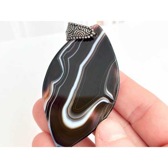 Black & White Marquise Shaped Banded Agate Crystal Silver Toned Vintage Pendant - Picture 8 of 9